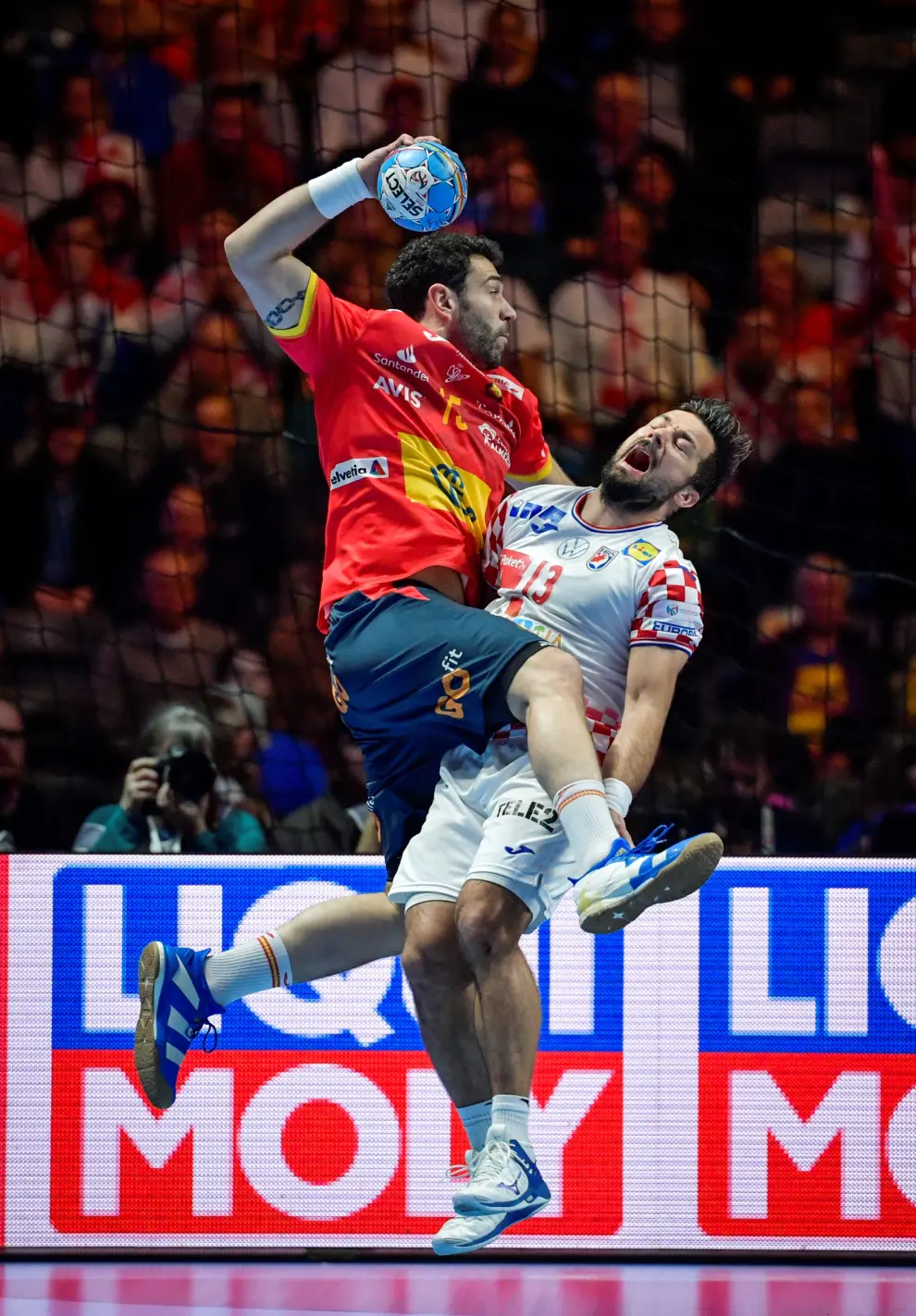 2020 European Handball Championship - Final - Spain v Croatia - Stockholm, Sweden - January 26, 2020 - Spain's Iosu Goni Leoz and Croatia's Zlatko Horvat in action . Anders Wiklund/TT News Agency/via REUTERS ATTENTION EDITORS - THIS IMAGE WAS PROVIDED BY A THIRD PARTY. SWEDEN OUT. NO COMMERCIAL OR EDITORIAL SALES IN SWEDEN. [[[REUTERS VOCENTO]]]