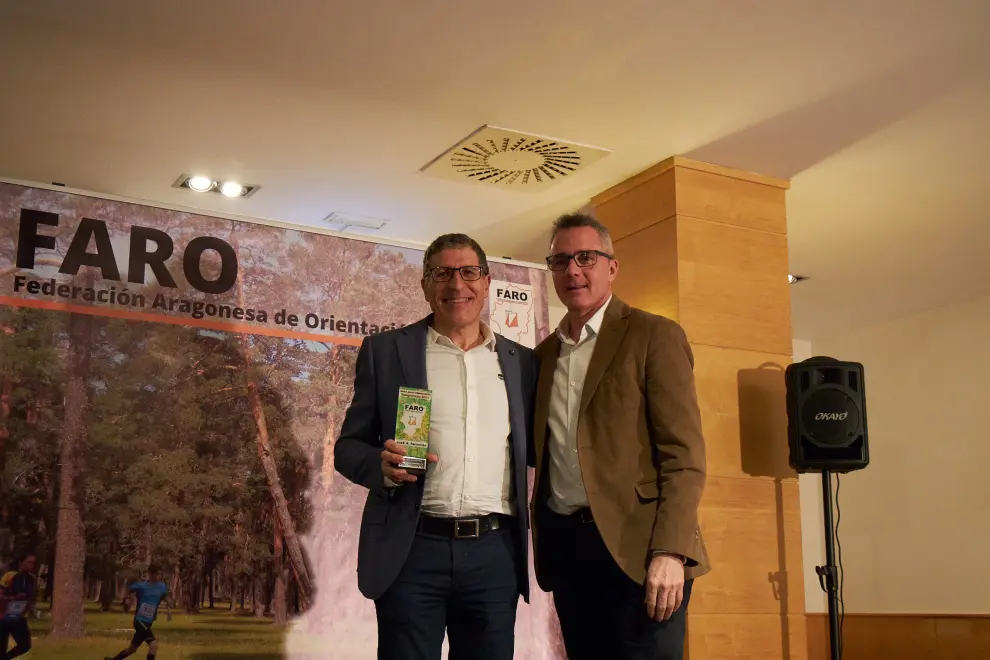 Javier de Diego Pagola, Director General de Deporte del Gobierno de Aragón entrega su reconocimiento a José Antonio Ferrando en la Gala del Deporte de Orientación