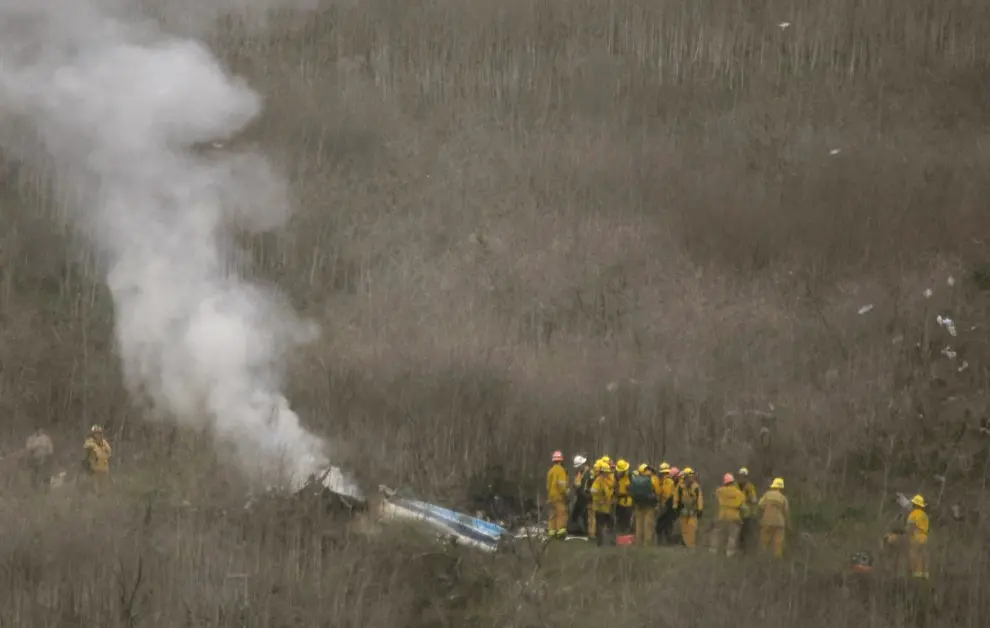 LA county firefighters on the scene of a helicopter crash that reportedly killed Kobe Bryant in Calabasas, California, U.S., January 26, 2020. REUTERS/Gene Blevins [[[REUTERS VOCENTO]]] PEOPLE-KOBE BRYANT/