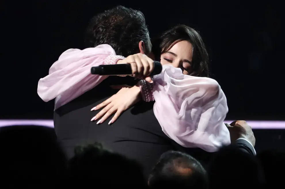 Camila Cabello abraza a su padre.