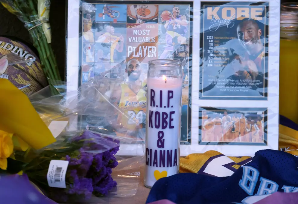 Flowers and memorabilia left as a tribute near the Staples Center to pay respects to Kobe Bryant after a helicopter crash killed the retired basketball star, in Los Angeles, California, U.S., January 26, 2020.  REUTERS/Kyle Grillot [[[REUTERS VOCENTO]]] PEOPLE-KOBE BRYANT