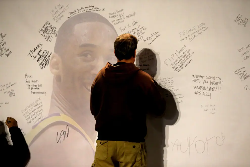 Flowers, photos and messages are placed at a makeshift memorial for former NBA player Kobe Bryant outside of the Mamba Sports Academy in Thousand Oaks, California, U.S., January 26, 2020.  REUTERS/Ringo Chiu [[[REUTERS VOCENTO]]] PEOPLE-KOBE BRYANT