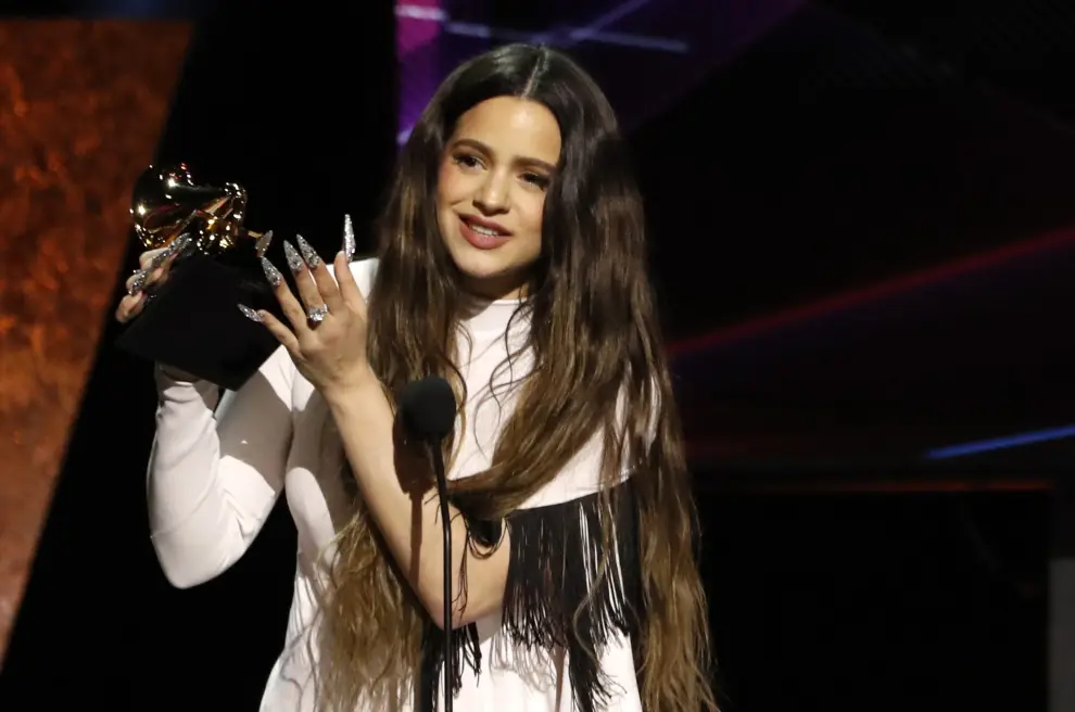 Imágenes de Rosalía en la 62 edición de los Premios Grammy, donde se llevó un galardón por su álbum 'El mal querer'.