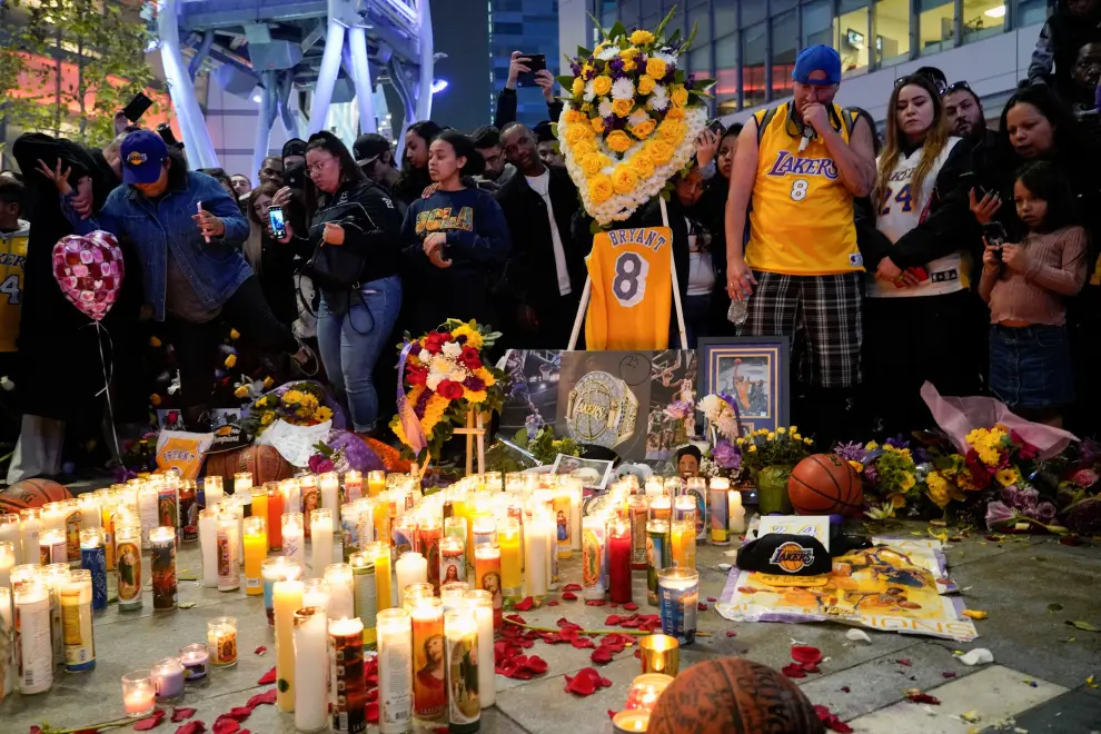 A woman pays her respect outside of Bryant Gymnasium at Lower Merion High School after the passing of basketball legend Kobe Bryant, in Philadelphia, U.S. January 27, 2020. REUTERS/Michael A. McCoy [[[REUTERS VOCENTO]]] PEOPLE-KOBE BRYANT/