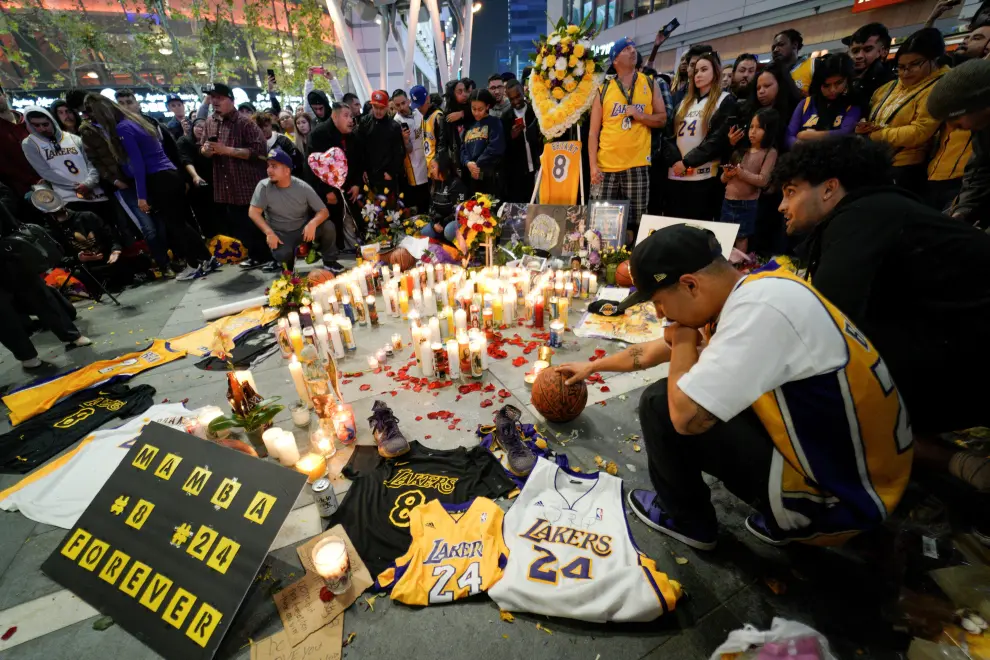 Mourners gather in Microsoft Square near the Staples Center to pay respects to Kobe Bryant after a helicopter crash killed the retired basketball star, in Los Angeles, California, U.S., January 26, 2020.  REUTERS/Kyle Grillot [[[REUTERS VOCENTO]]] PEOPLE-KOBE BRYANT