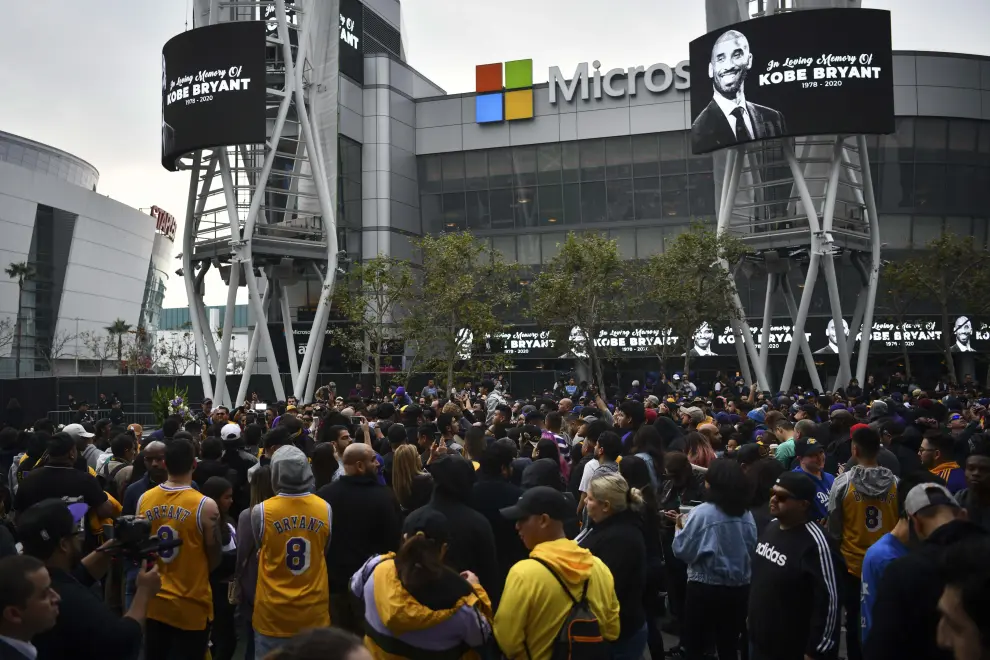 Jan 26, 2020; Los Angeles, CA, USA;  Fans mourn the loss of NBA legend Kobe Bryant outside of the Staples Center in Los Angeles. Mandatory Credit: Harrison Hill-USA TODAY [[[REUTERS VOCENTO]]] BASKETBALL-NBA/