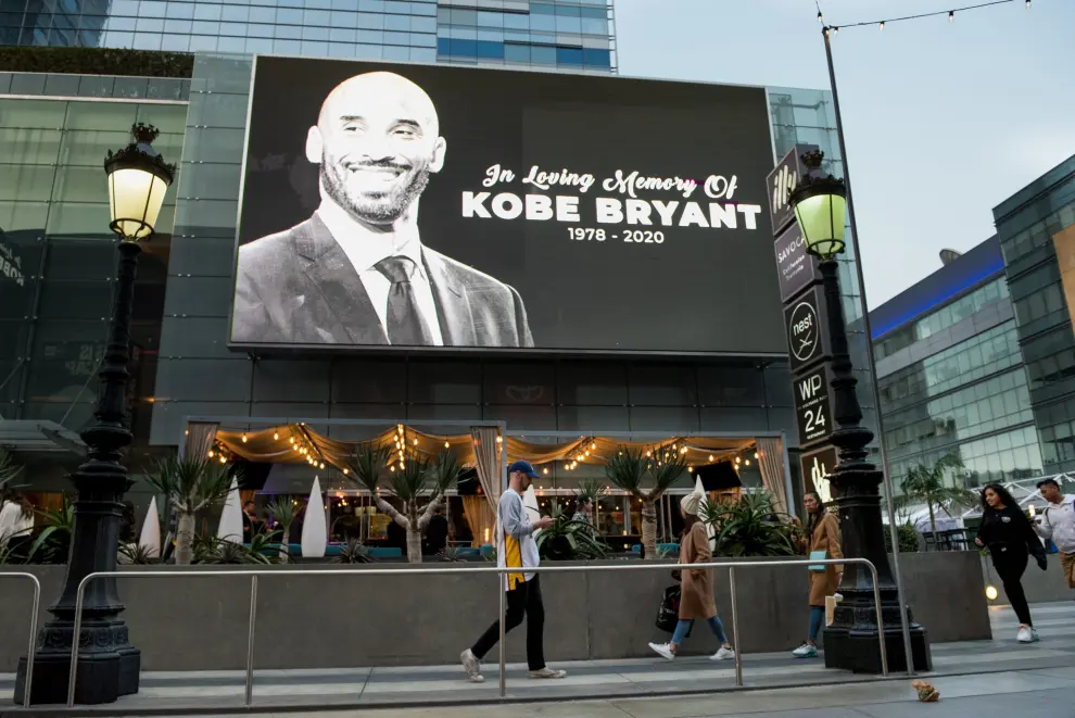Jan 26, 2020; Los Angeles, CA, USA;  Fans mourn the loss of NBA legend Kobe Bryant outside of the Staples Center in Los Angeles. Mandatory Credit: Harrison Hill-USA TODAY [[[REUTERS VOCENTO]]] BASKETBALL-NBA/