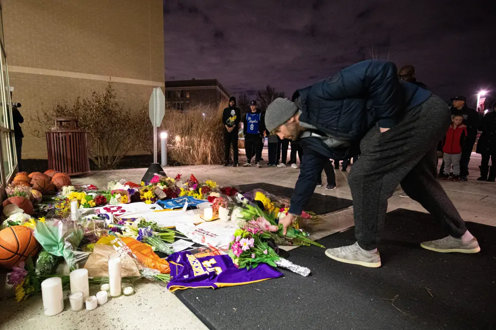 Jan 26, 2020; Los Angeles, CA, USA;  Fans gather at L.A. Live in Los Angeles to pay their respects to former Los Angeles Lakers guard Kobe Bryant who died in helicopter crash on Sunday.  Mandatory Credit: Sandy Hooper-USA TODAY [[[REUTERS VOCENTO]]] BASKETBALL-NBA/