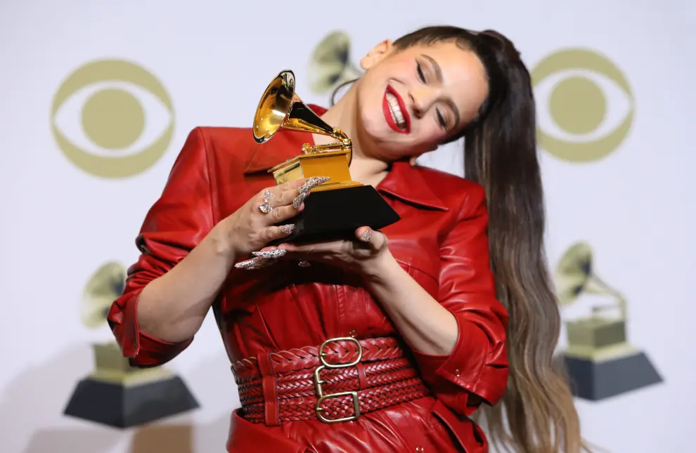 Rosalía posa con su Grammy.