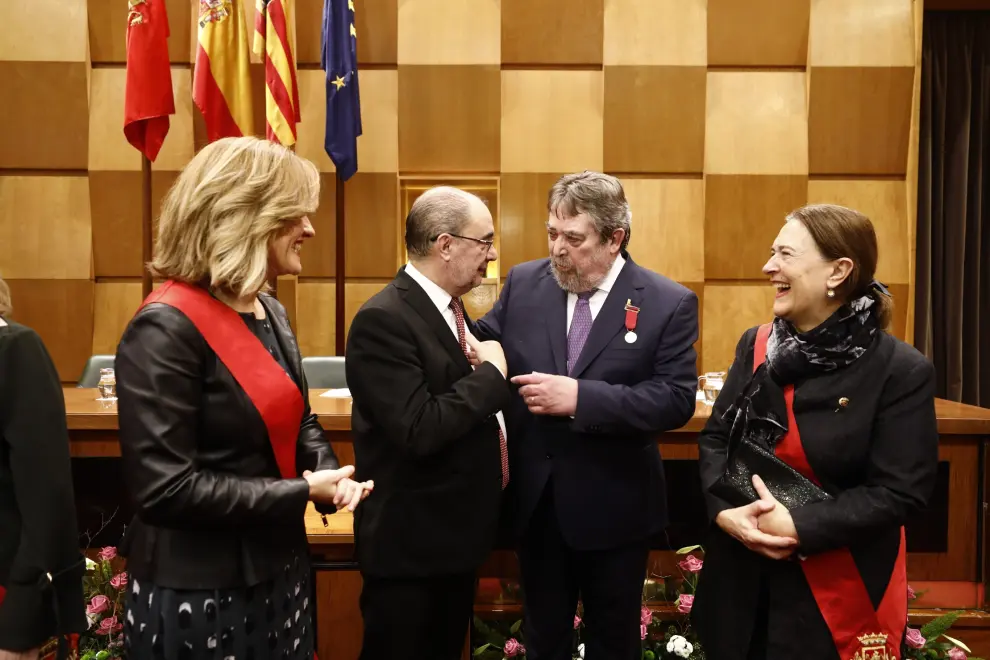 El exalcalde de Zaragoza Juan Alberto Belloch recibe la Medalla de Oro de la Ciudad