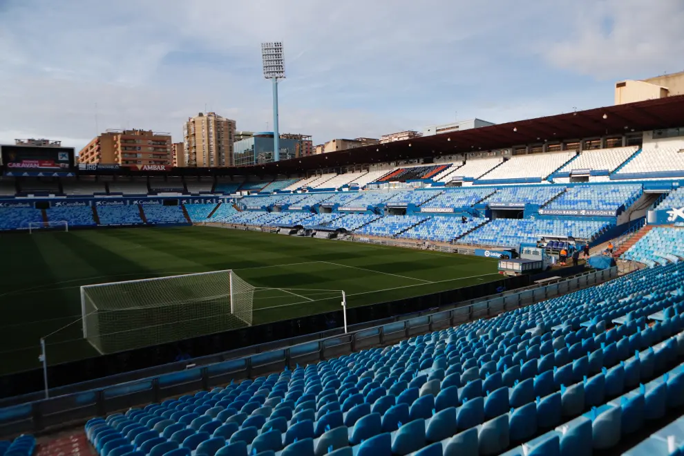 Ambiente en los alrededores de La Romareda a unas horas de que dé comienzo el partido entre el Real Zaragoza y el Real Madrid.