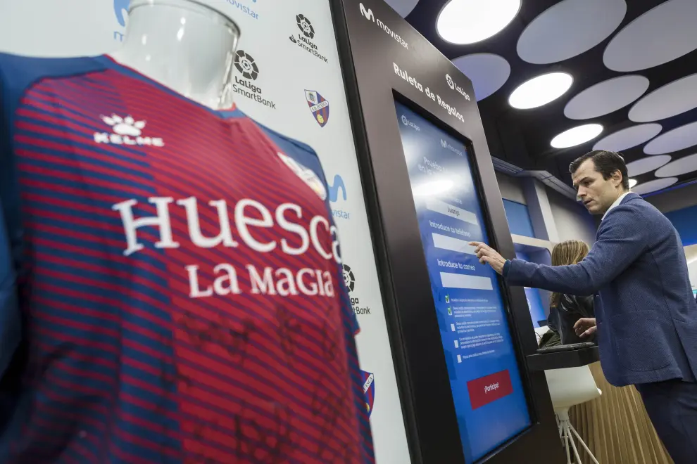 Las personas que participen en el concurso de la web de Movistar entrarán en el sorteo de una camiseta firmada por todos los jugadores de la SD Huesca.