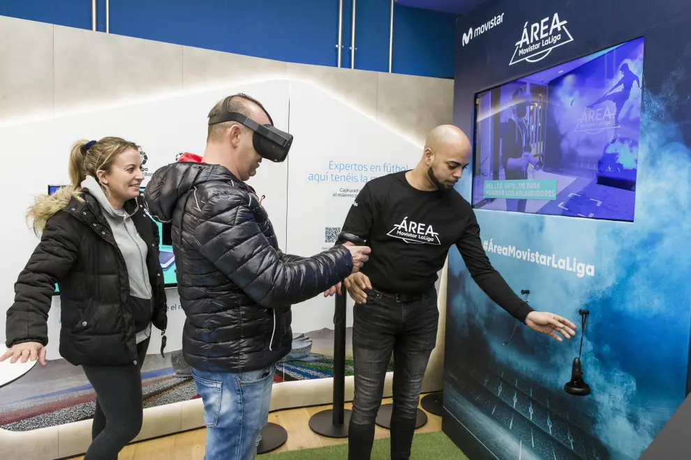 Algunos curiosos también se acercaron a la tienda Movistar a probar las gafas de realidad virtual.