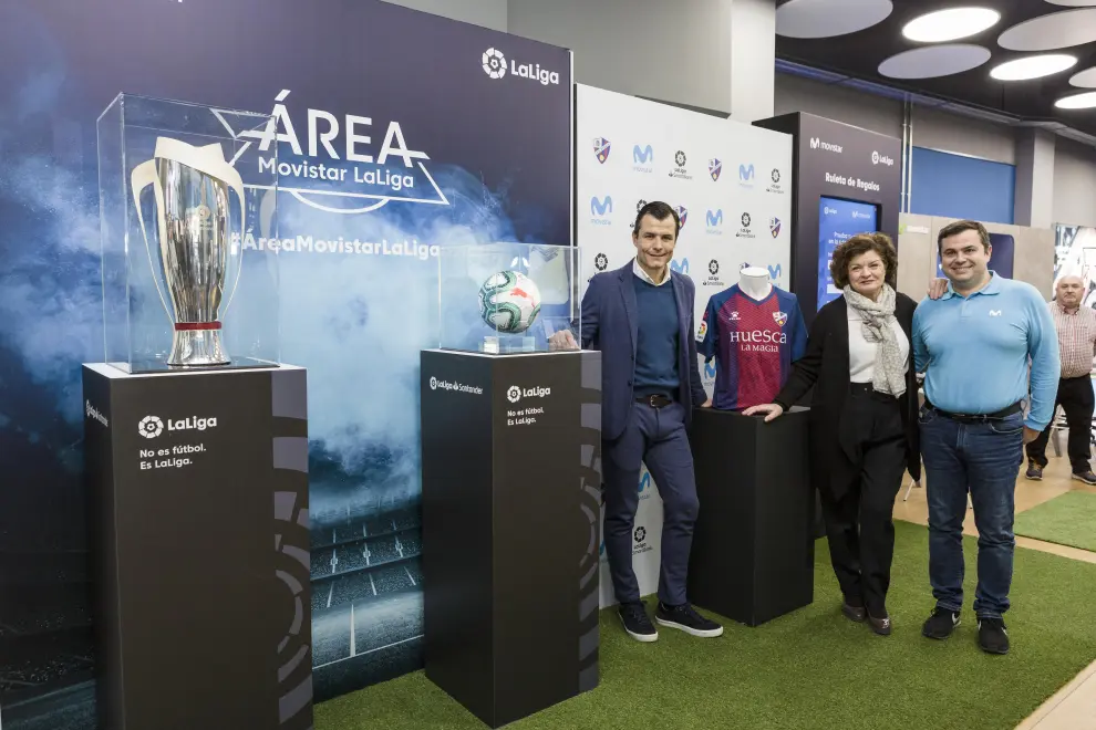 En el acto se expusieron el trofeo y balón oficiales de la competición, además de la equipación de la Sociedad Deportiva Huesca.