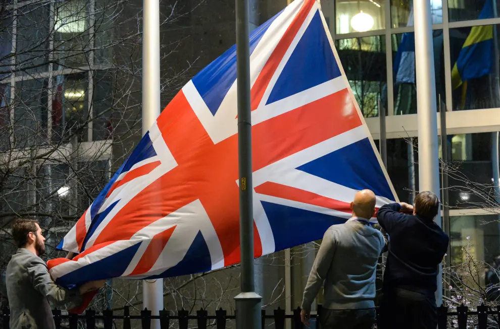 La UE arría la bandera del Reino Unido.