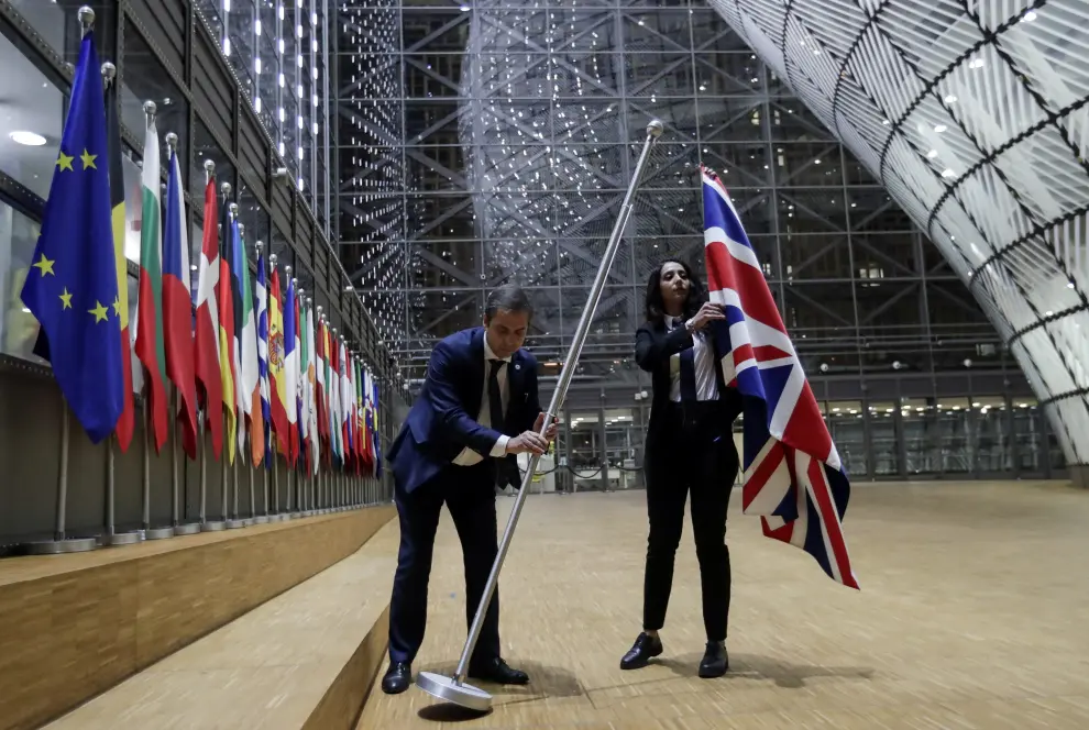 Officials remove the British flag at European Union Council in Brussels, Belgium January 31, 2020.  Olivier Hoslet/Pool via Reuters [[[REUTERS VOCENTO]]] BRITAIN-EU/