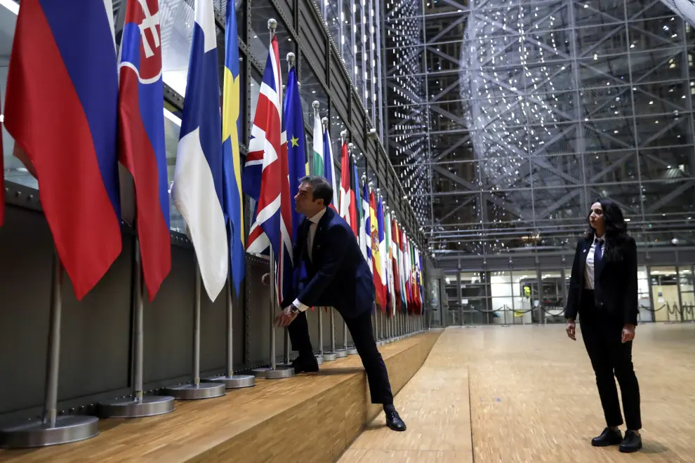 Officials remove the British flag at European Union Council in Brussels, Belgium January 31, 2020. Olivier Hoslet/Pool via Reuters [[[REUTERS VOCENTO]]] BRITAIN-EU/