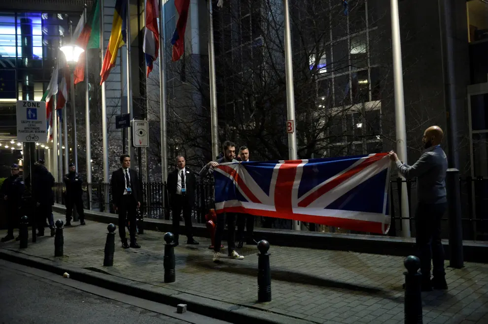 Officials remove the British flag at European Union Council in Brussels, Belgium January 31, 2020.  Olivier Hoslet/Pool via Reuters [[[REUTERS VOCENTO]]] BRITAIN-EU/