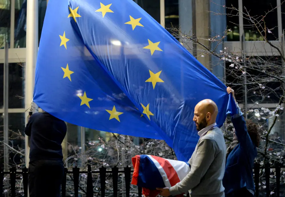 Workers remove the British flag outside the European Parliament building, as Britain leaves the European Union, in Brussels, Belgium January 31, 2020. REUTERS/Johanna Geron [[[REUTERS VOCENTO]]] BRITAIN-EU/FLAGS