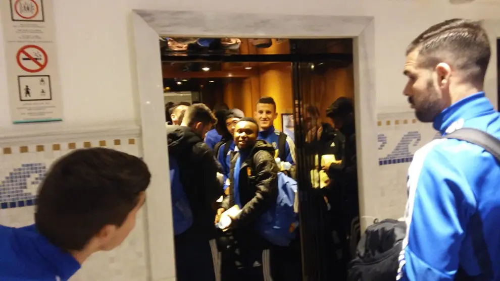 El Real Zaragoza llega al hotel en Cádiz