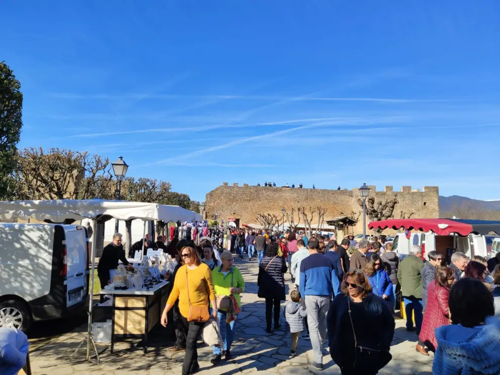 Más de 10.000 personas visitaron los puestos instalados en la plaza Mayor y el castillo.
