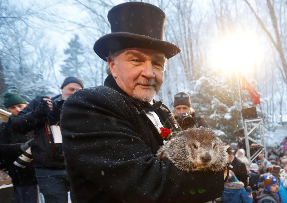 Groundhog Club President Bill Deeley knocks on Phil's burrow door to wake him on the 134th Groundhog Day at Gobblers Knob in Punxsutawney, Pennsylvania, U.S., February 2, 2020. REUTERS/Alan Freed [[[REUTERS VOCENTO]]] USA-GROUNDHOGDAY/