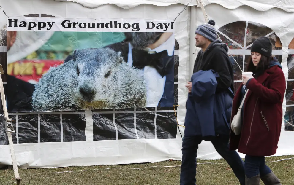 Punxsutawney (United States), 01/02/2020.- Todd Evans (L) and his wife Polly Evans (R) of Hubbard, Ohio celebrate their 40th wedding anniversary with a kiss at Gobblers Knob on the eve of groundhog day celebration in Punxsutawney, Pennsylvania, USA, 01 February 2020. Groundhog day is 02 February. (Estados Unidos) EFE/EPA/DAVID MAXWELL Punxsutawney Phil predicts the Weather on Groundhog Day
