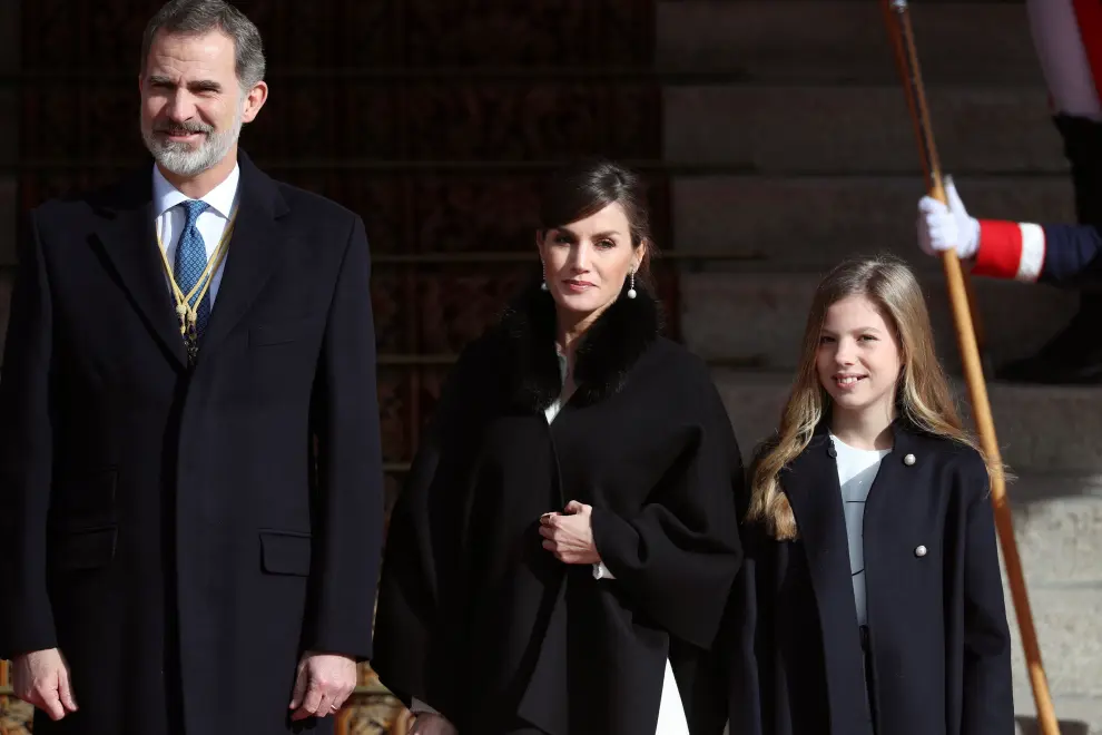 Felipe VI, a su llegada al Congreso, acompañado por la infanta Sofía y la reina Letizia.