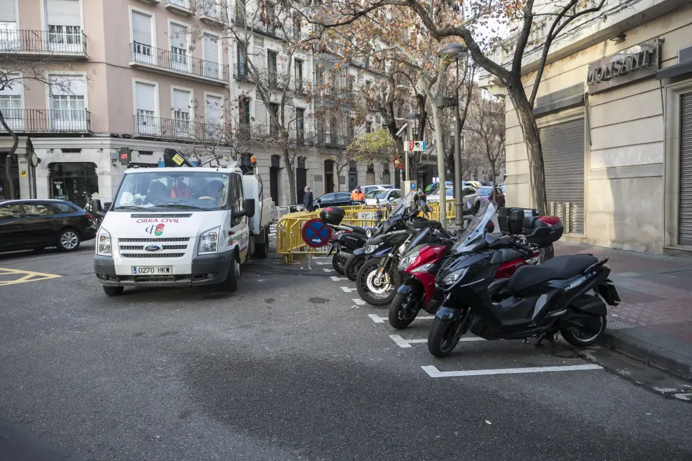 La Policía Local puede multar desde hoy a los patinetes, bicis o motos que aparquen en las aceras del entorno de la plaza de Los Sitios.