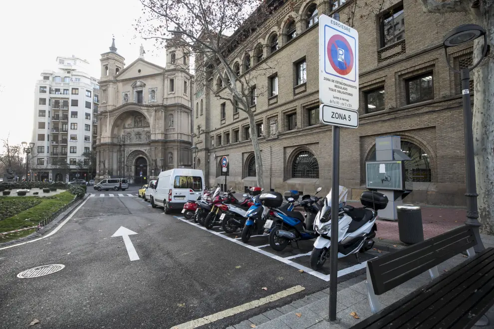 La Policía Local puede multar desde hoy a los patinetes, bicis o motos que aparquen en las aceras del entorno de la plaza de Los Sitios.