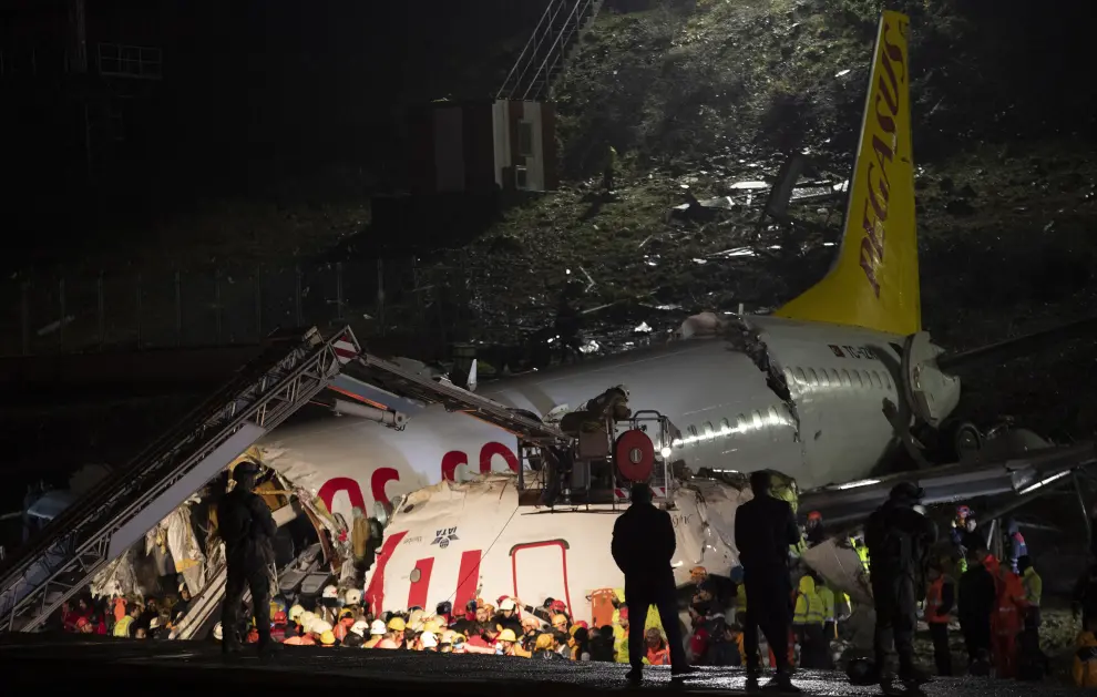 Bomberos y servicios de rescate, junto al avión siniestrado.
