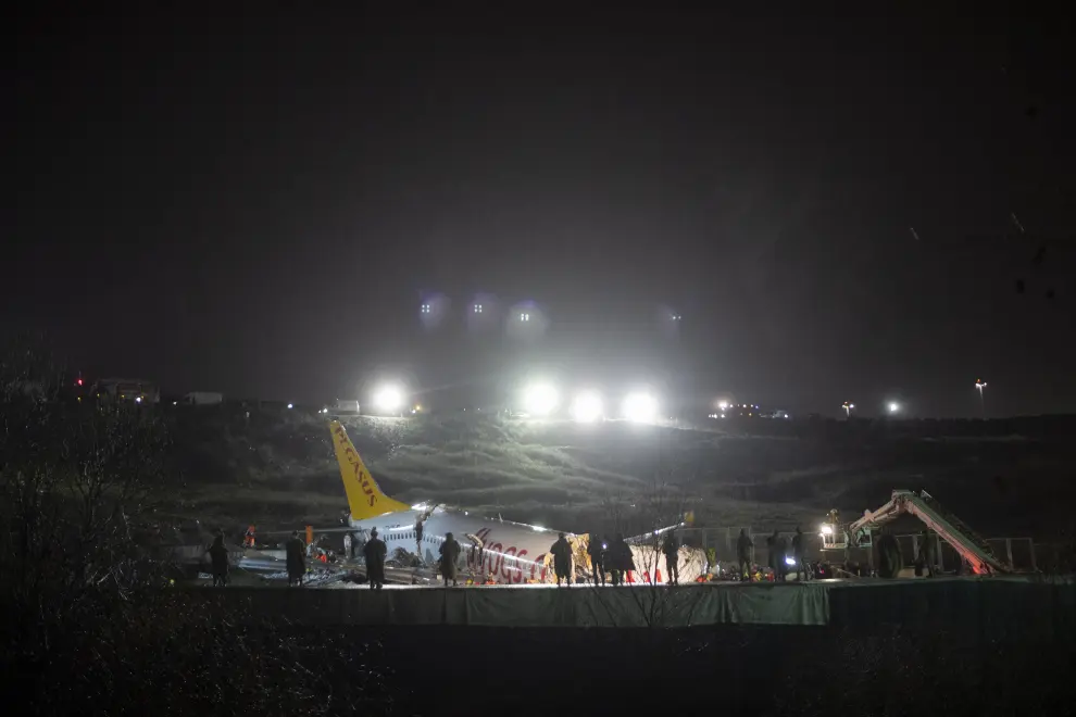Bomberos y servicios de rescate, junto al avión siniestrado.