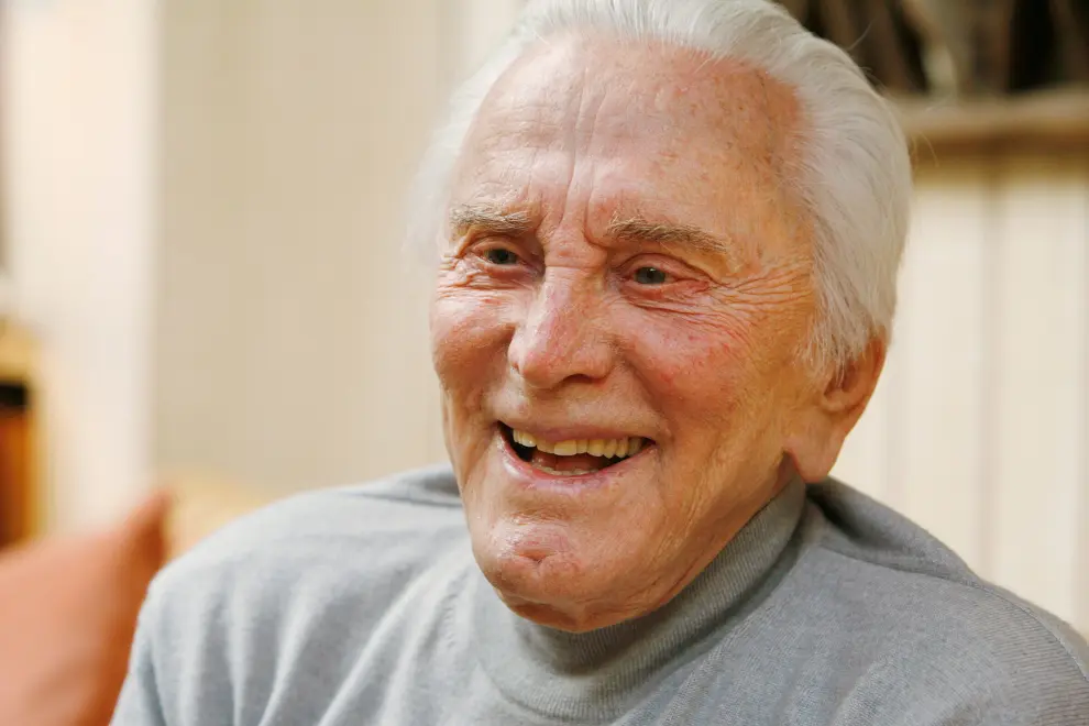 FILE PHOTO: Actor Kirk Douglas arrives to receive an inaugural award for Excellence in film presented by the Santa Barbara International Film Festival at a black-tie gala fundraiser in his honor at the Bacara Resort & Spa in Santa Barbara, California, July 30, 2006. REUTERS/Phil Klein/File Photo [[[REUTERS VOCENTO]]] PEOPLE-KIRK DOUGLAS/