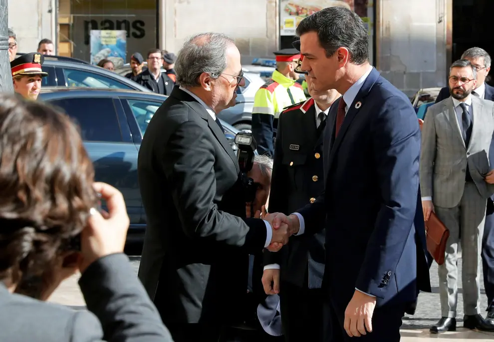 Spain's Prime Minister Pedro Sanchez and Catalan Regional President Quim Torra shake hands at Palau de la Generalitat in Barcelona, February 6, 2020. REUTERS/Albert Gea [[[REUTERS VOCENTO]]] SPAIN-POLITICS/CATALONIA