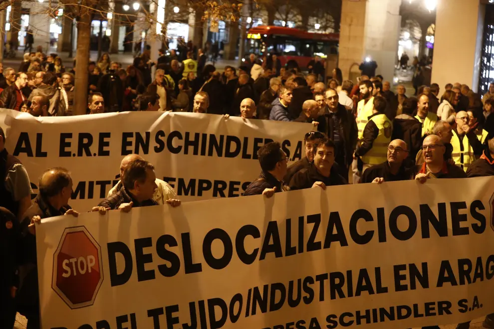 Trabajadores de Schindler se concentran en Zaragoza contra la deslocalización y el cierre