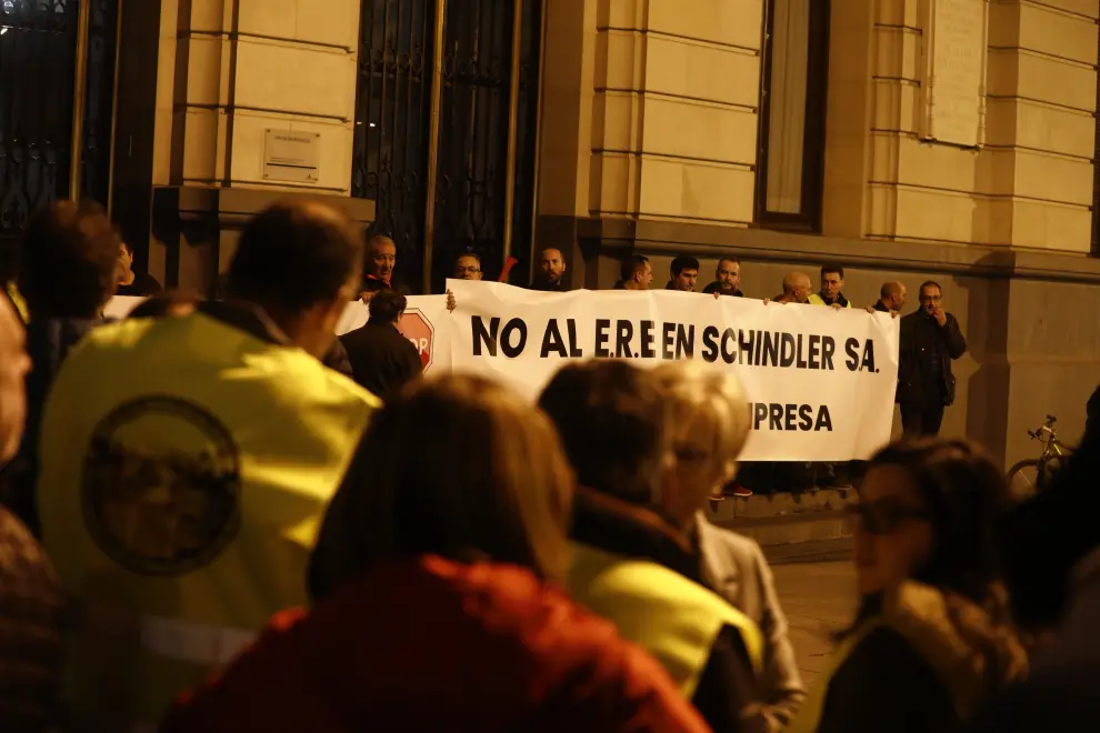 Trabajadores de Schindler se concentran en Zaragoza contra la deslocalización y el cierre