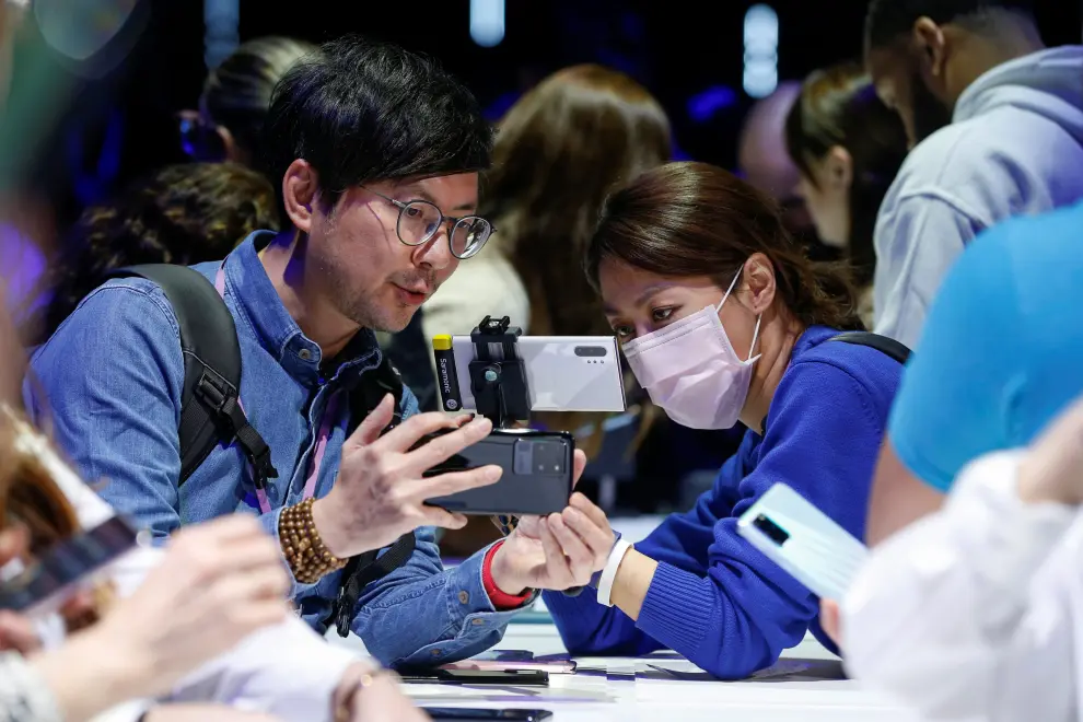 An attendee wears a surgical mask during Samsung Galaxy Unpacked 2020 in San Francisco, California, U.S. February 11, 2020. REUTERS/Stephen Lam [[[REUTERS VOCENTO]]] SAMSUNG ELEC-SMARTPHONE/