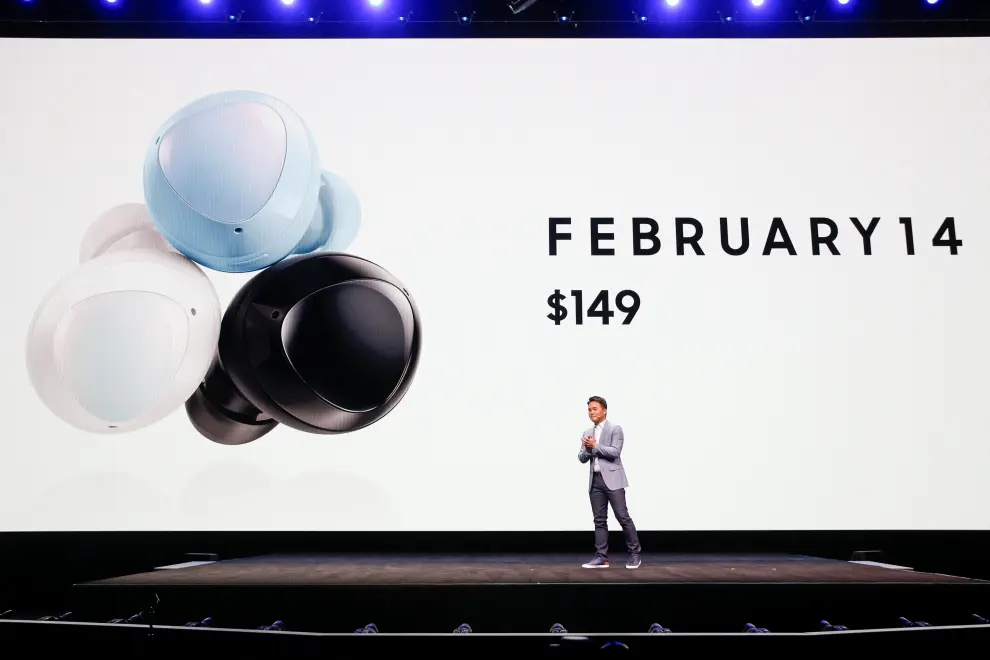 David S. Park, head of US mobile channel marketing of Samsung Electronics, unveils the Galaxy Buds+ wireless earbuds during Samsung Galaxy Unpacked 2020 in San Francisco, California, U.S. February 11, 2020. REUTERS/Stephen Lam [[[REUTERS VOCENTO]]] SAMSUNG ELEC-SMARTPHONE/