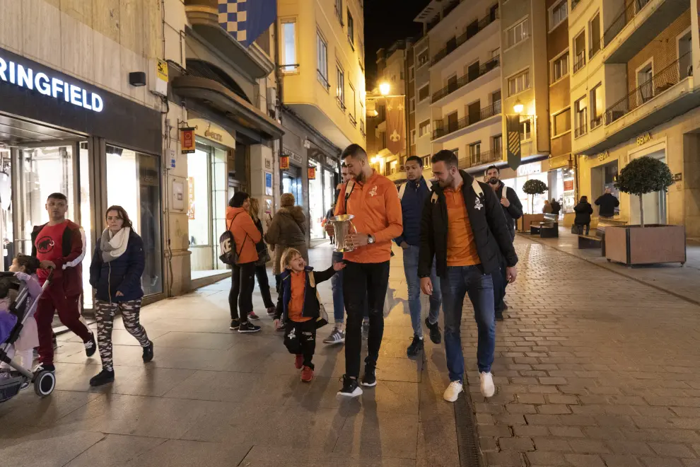 La capital turolense rinde homenaje al CV Teruel por su sexta Copa del Rey de voleibol