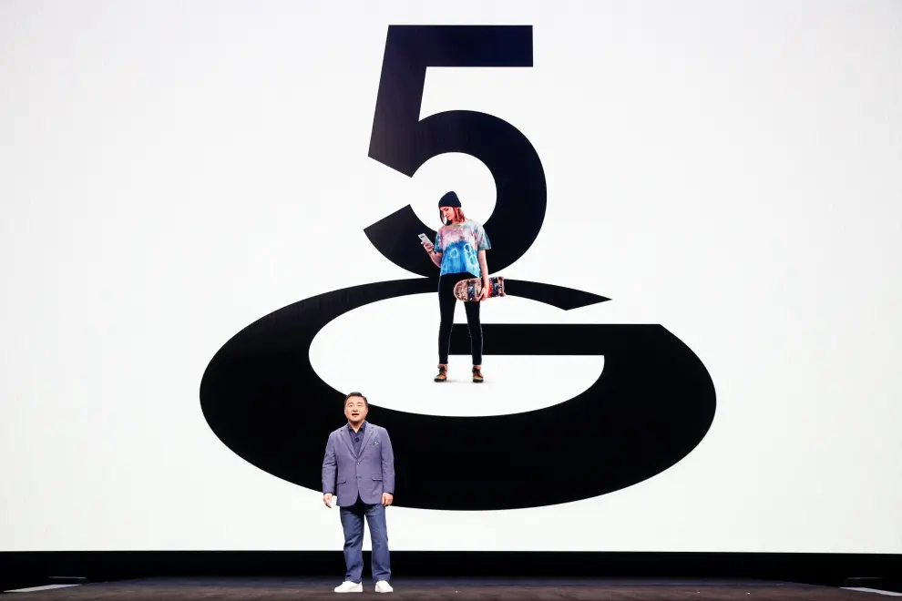 (L-R) The Samsung Galaxy S20, S20+ and S20 Ultra 5G smartphones are seen during Samsung Galaxy Unpacked 2020 in San Francisco, California, U.S. February 11, 2020. REUTERS/Stephen Lam [[[REUTERS VOCENTO]]] SAMSUNG ELEC-SMARTPHONE/