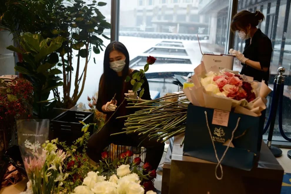 La florista Zhen Zhen prepara un ramo en su tienda del centro financiero de Pekín.