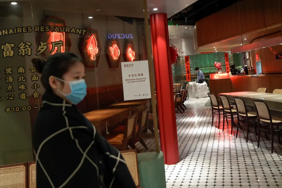 Una empleada de un restaurante de Pekín completamente vacío en el Día de San Valentín.
