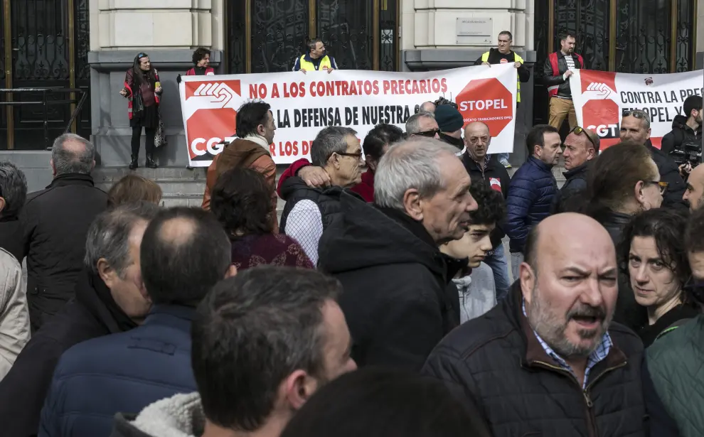 Fotos de la protesta de los trabajadores de Opel PSA en la plaza de España en Zaragoza