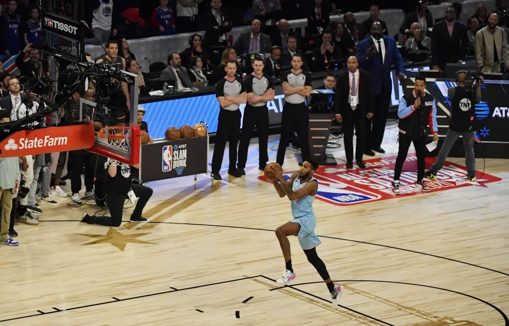 Feb 15, 2020; Chicago, Illinois, USA; Miami Heat player Derrick Jones, Jr. in the slam dunk contest during NBA All Star Saturday Night at United Center. Mandatory Credit: Quinn Harris-USA TODAY Sports [[[REUTERS VOCENTO]]] BASKETBALL-NBA/