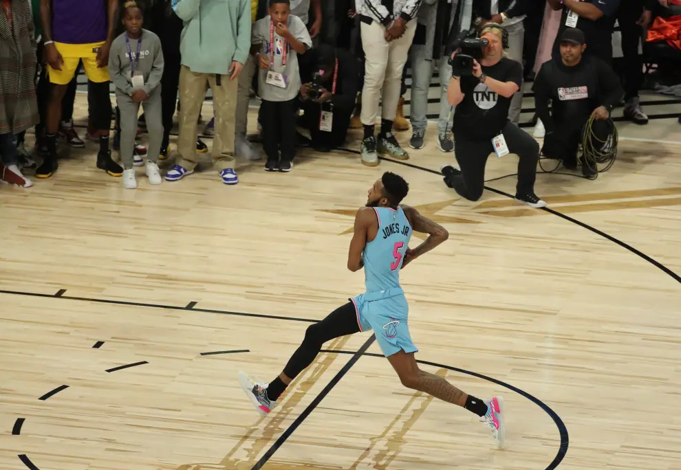 Feb 15, 2020; Chicago, Illinois, USA; Miami Heat player Derrick Jones, Jr. dunks from the free throw line in the slam dunk contest during NBA All Star Saturday Night at United Center. Mandatory Credit: Quinn Harris-USA TODAY Sports [[[REUTERS VOCENTO]]] BASKETBALL-NBA/