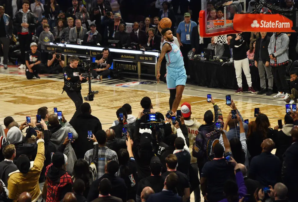 Feb 15, 2020; Chicago, Illinois, USA; Miami Heat player Derrick Jones, Jr. dunks from the free throw line in the slam dunk contest during NBA All Star Saturday Night at United Center. Mandatory Credit: Kyle Terada-USA TODAY Sports [[[REUTERS VOCENTO]]] BASKETBALL-NBA/