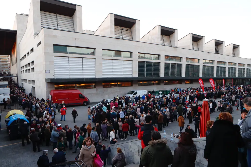 Lleno en Zaragoza para celebrar el Jueves Lardero: longaniza y música plaza de Miguel Merino, junto a la Sala Multiusos del Auditorio