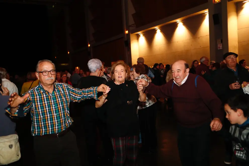 Lleno en Zaragoza para celebrar el Jueves Lardero: longaniza y música plaza de Miguel Merino, junto a la Sala Multiusos del Auditorio