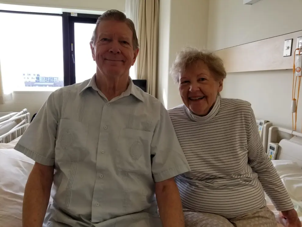 Los estadounidenses Clyde Smith y su mujer, que dieron positivo en coronavirus, en su habitación de un hospital de Tokio.
