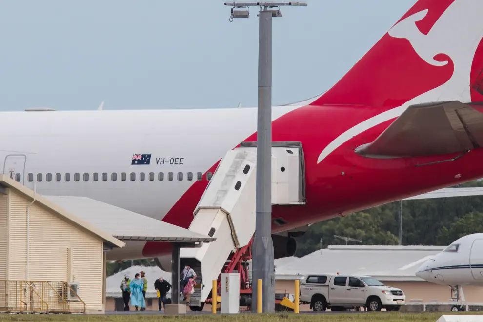 Pasajeros australianos evacuados del 'Diamond Princess', a su llegada a Darwin en un avión de la aerolínea Qantas.